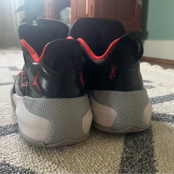 Youth Jordan 11 Size 2. - Picture 5 of 10